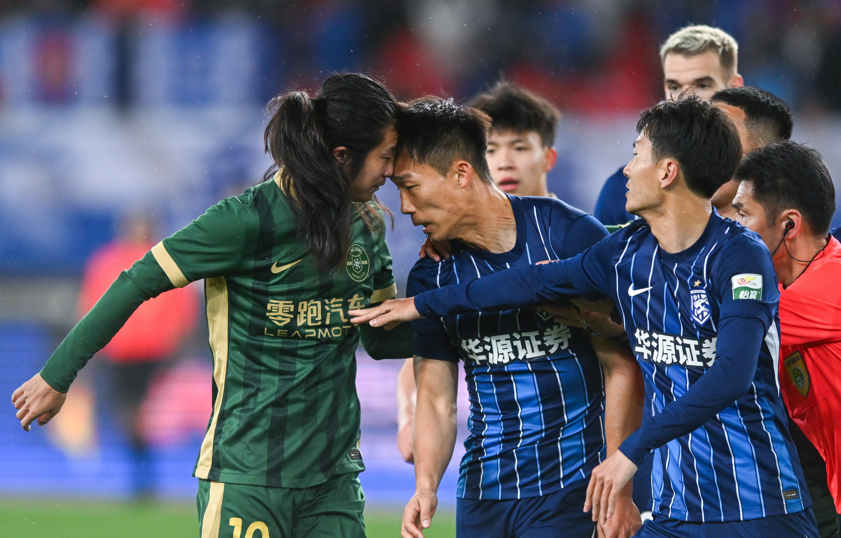 球员们拼尽全力，展现出色的球技和团队合作