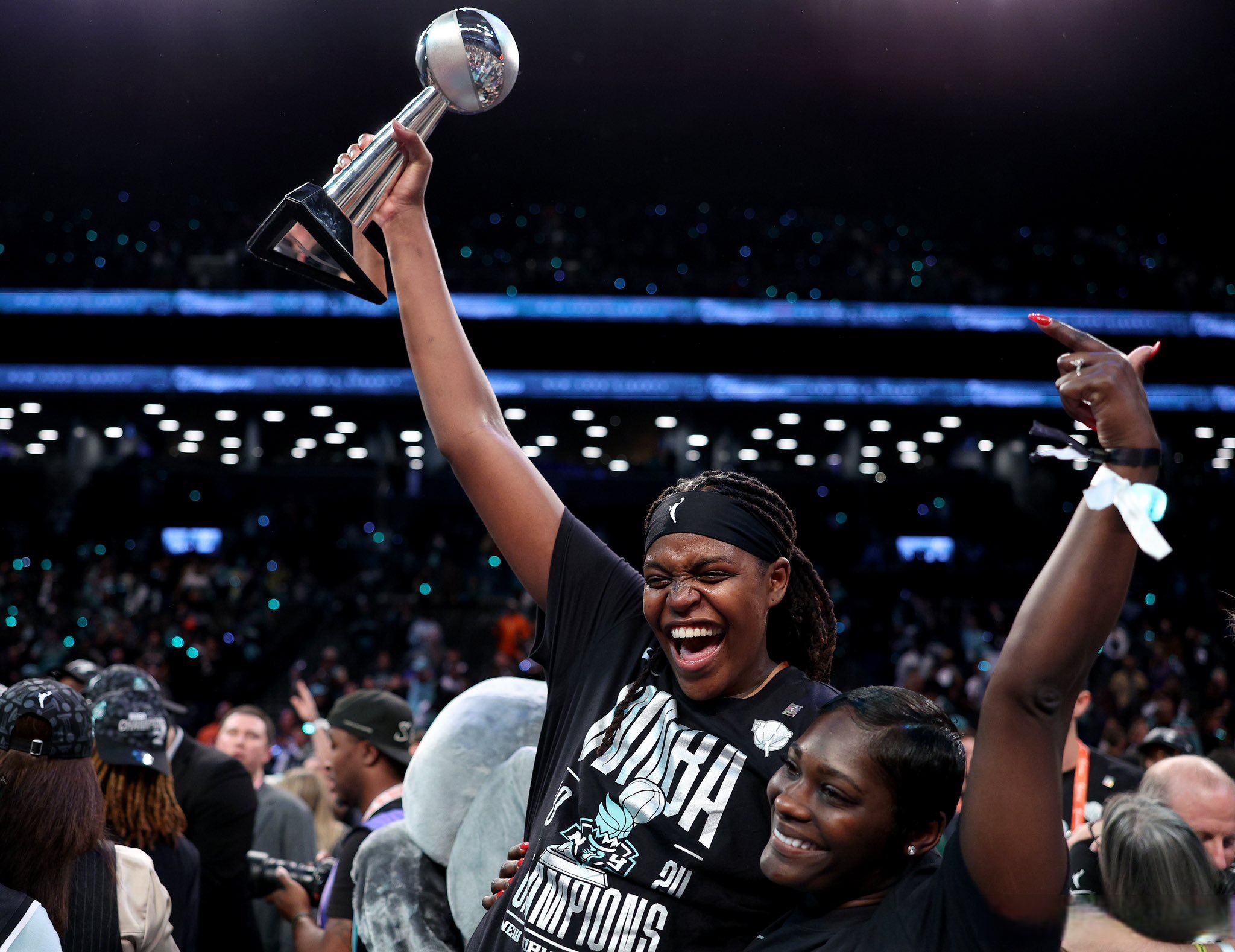 加拿大女篮队员获得MVP奖，表现抢眼