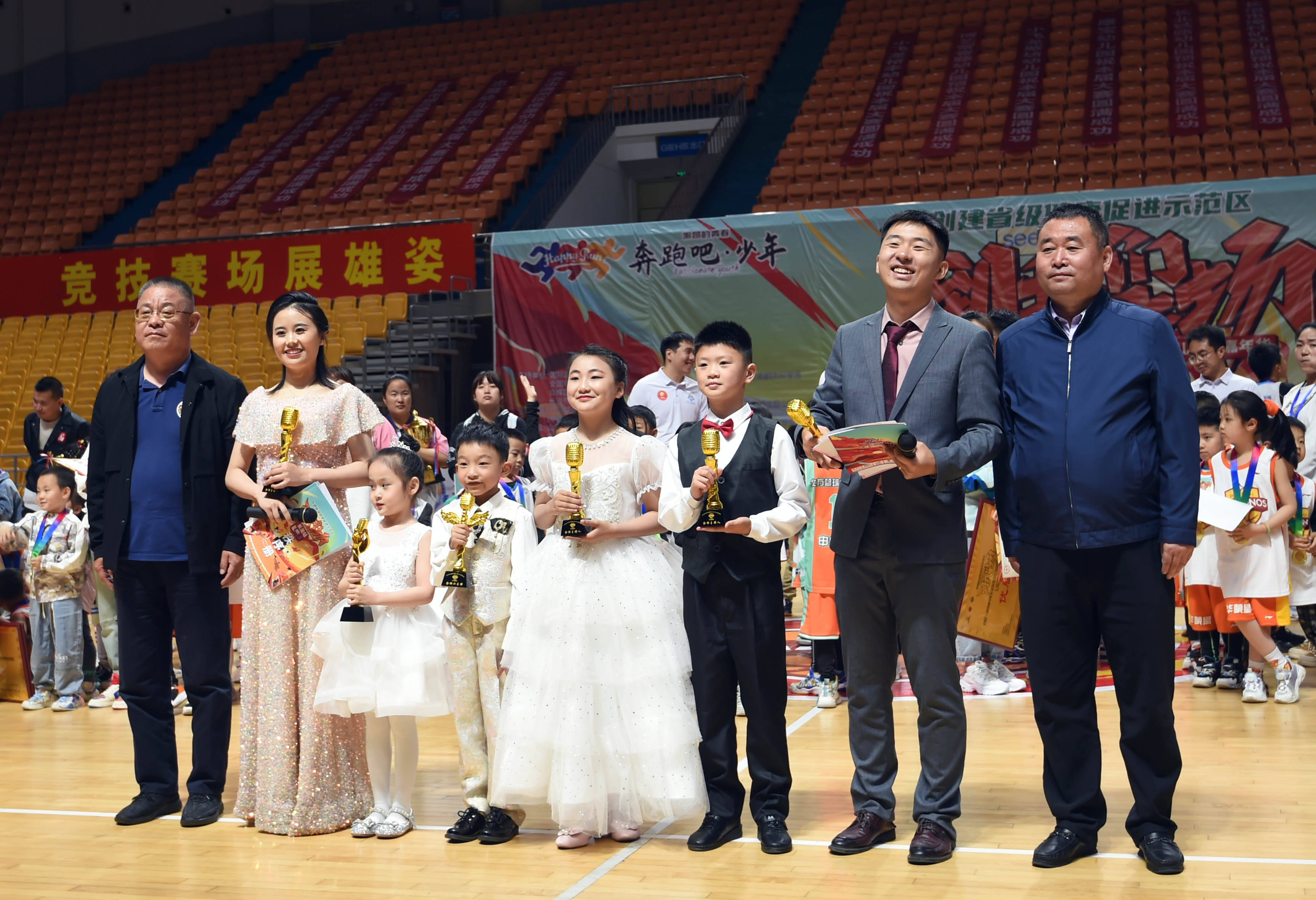 选手身手矫健,施展绝技力争前进的简单介绍 选手身手矫健,施展绝技力争前进的简单介绍