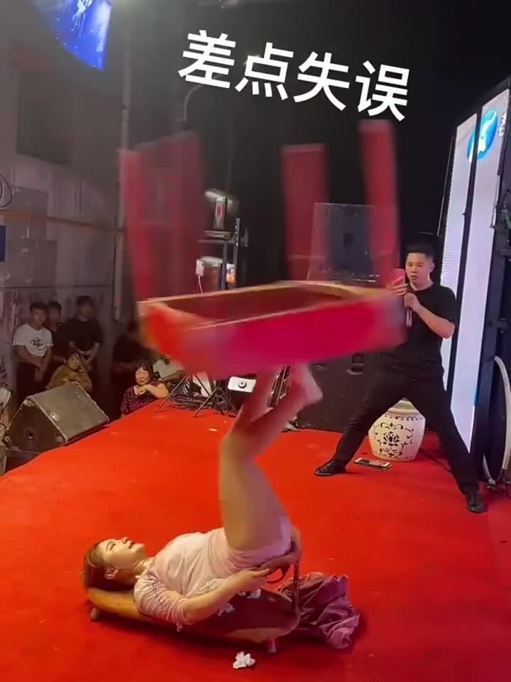 选手身手矫健,施展绝技力争前进的简单介绍 选手身手矫健,施展绝技力争前进的简单介绍