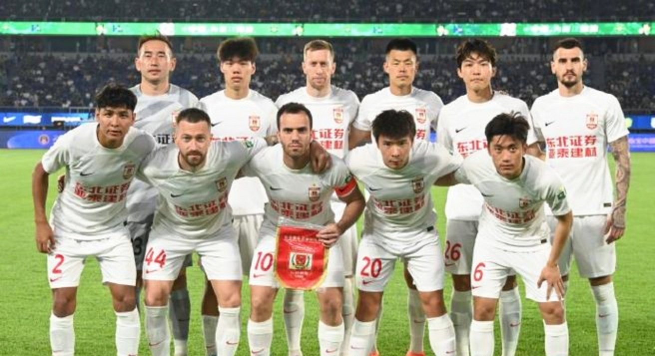 足球联赛热门球队实力均衡，竞争愈发激烈的简单介绍