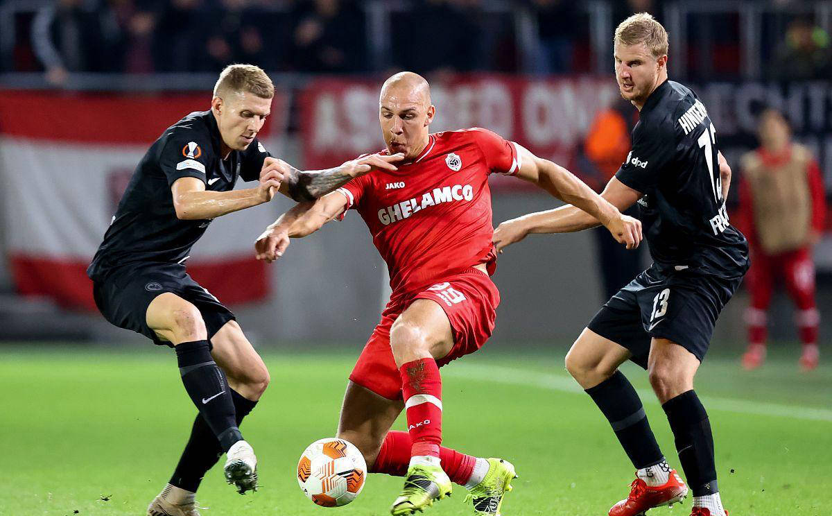 法兰克福球员集体发挥出色,连胜收官 法兰克福球员集体发挥出色,连胜收官