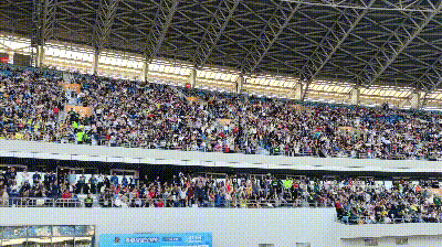 台上精彩！场下观众尽情欢呼助威