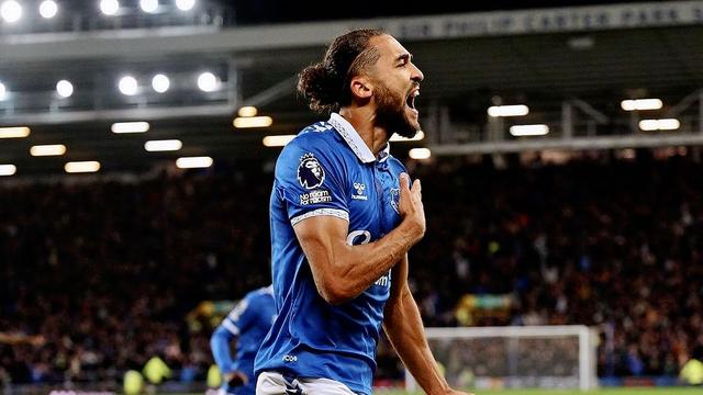 水晶宫身手敏捷，成功斩获关键三分