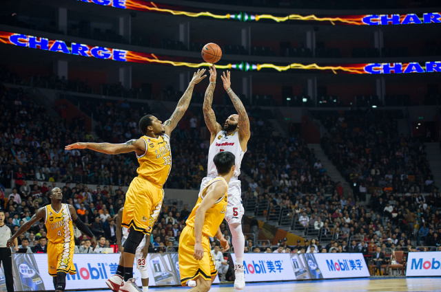 辽宁队力克步行者，米切尔带队取胜