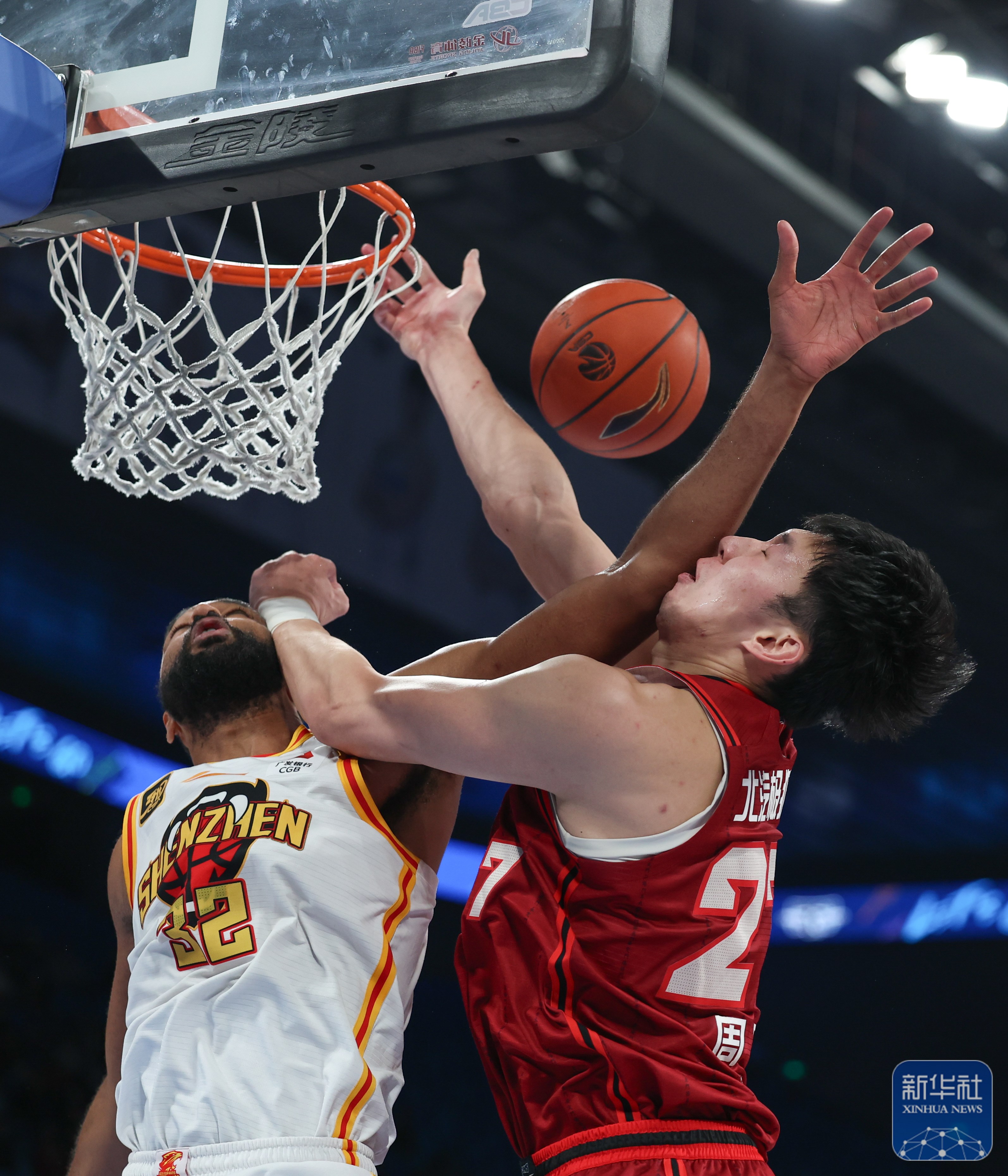 神秘嘉宾现场助阵CBA比赛